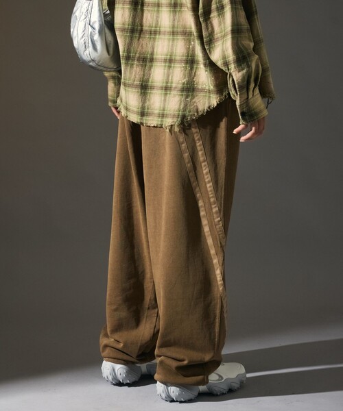 FREAK'S STORE(フリークスストア)の「MR HEARTS/ミスターハーツ 限定展開 MR HEARTS/ミスターハーツ WIDE SILHOUETTE SIDE LINE SWEAT PANTS(スウェットパンツ・メンズ・ブラウン/ネイビー/ブラック・SMALL/MEDIUM/LARGE)」の22枚目の写真