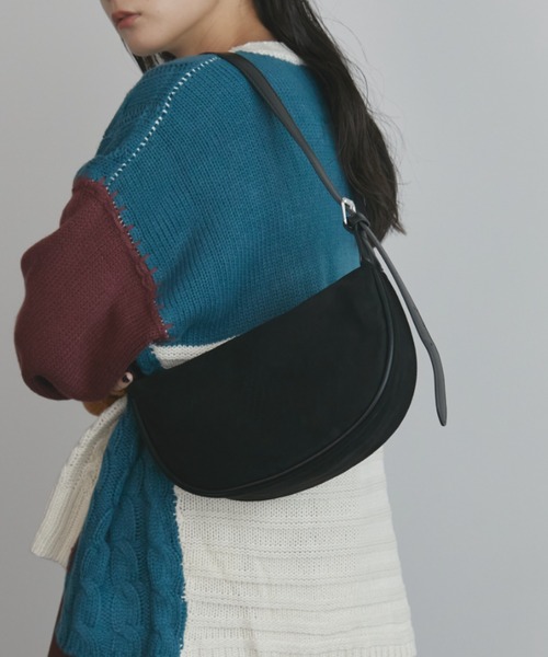 MERLOT(メルロー)の「スエードハーフムーンショルダーバッグ/2WAY仕様/500ml収納可能(ショルダーバッグ・レディース・キャメル/ブラック・FREE)」の2枚目の写真