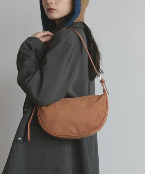 MERLOT(メルロー)の「スエードハーフムーンショルダーバッグ/2WAY仕様/500ml収納可能(ショルダーバッグ・レディース・キャメル/ブラック・FREE)」の6枚目の写真