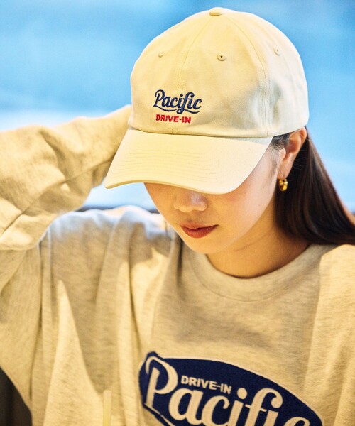 FREAK'S STORE(フリークスストア)の「限定展開 Pacific Drive IN×FREAK'S STORE/パシフィックドライブイン 別注 ワンポイント刺繍 ベースボールキャップ(キャップ・メンズ・ブラック/チャコールグレー/ネイビー/ベージュ・フリ-)」の3枚目の写真