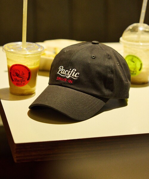 FREAK'S STORE(フリークスストア)の「限定展開 Pacific Drive IN×FREAK'S STORE/パシフィックドライブイン 別注 ワンポイント刺繍 ベースボールキャップ(キャップ・メンズ・ブラック/チャコールグレー/ネイビー/ベージュ・フリ-)」の2枚目の写真