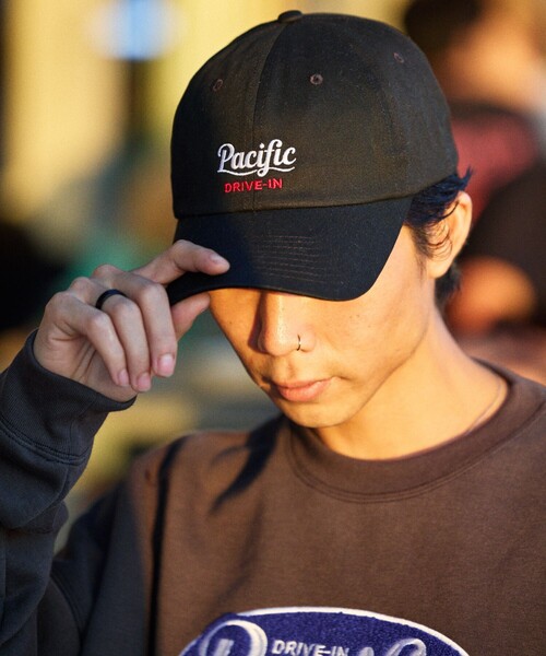FREAK'S STORE(フリークスストア)の「限定展開 Pacific Drive IN×FREAK'S STORE/パシフィックドライブイン 別注 ワンポイント刺繍 ベースボールキャップ(キャップ・メンズ・ブラック/チャコールグレー/ネイビー/ベージュ・フリ-)」の1枚目の写真