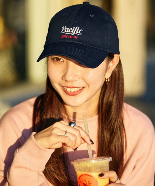 FREAK'S STORE(フリークスストア)の「限定展開 Pacific Drive IN×FREAK'S STORE/パシフィックドライブイン 別注 ワンポイント刺繍 ベースボールキャップ(キャップ・メンズ・ブラック/チャコールグレー/ネイビー/ベージュ・フリ-)」の9枚目の写真