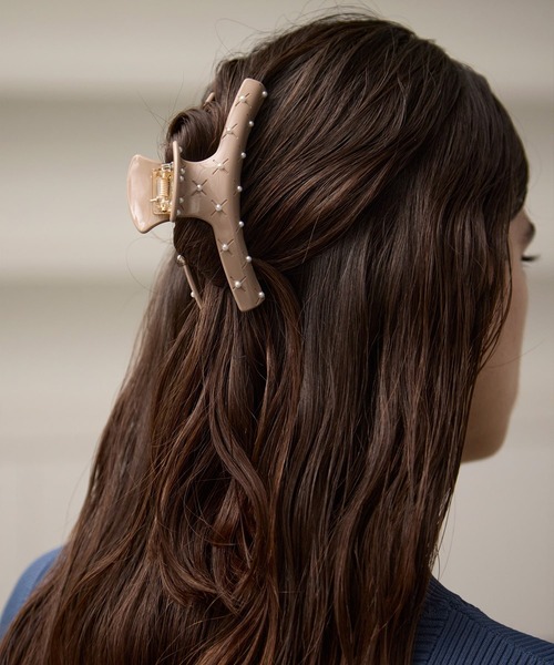 MIELI INVARIANT（ミエリインヴァリアント）の「Pearl Dot Curve Hair Clip（バレッタ/ヘアクリップ・レディース・アイボリー/グレイッシュベージュ/ブラック・FREE）」の3枚目の写真