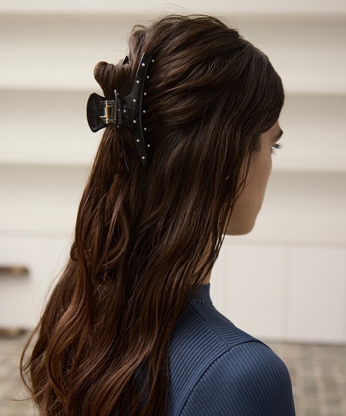 MIELI INVARIANT（ミエリインヴァリアント）の「Pearl Dot Curve Hair Clip（バレッタ/ヘアクリップ・レディース・アイボリー/グレイッシュベージュ/ブラック・FREE）」の2枚目の写真