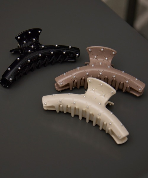 MIELI INVARIANT（ミエリインヴァリアント）の「Pearl Dot Curve Hair Clip（バレッタ/ヘアクリップ・レディース・アイボリー/グレイッシュベージュ/ブラック・FREE）」の4枚目の写真