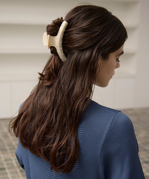 MIELI INVARIANT（ミエリインヴァリアント）の「Pearl Dot Curve Hair Clip（バレッタ/ヘアクリップ・レディース・アイボリー/グレイッシュベージュ/ブラック・FREE）」の6枚目の写真