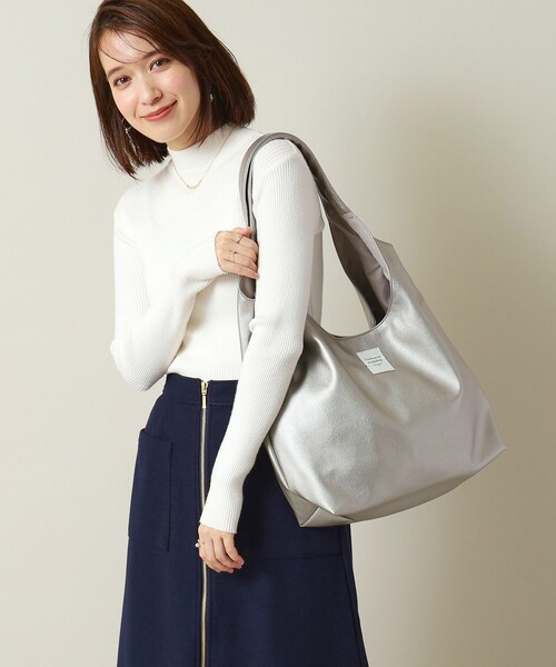 ITS'DEMO（イッツデモ）の「◆【通勤に／A4対応】パッチ付きラウンドトート（トートバッグ・レディース・シルバー/ブラック/ナチュラル/ブロンズ・00）」の5枚目の写真