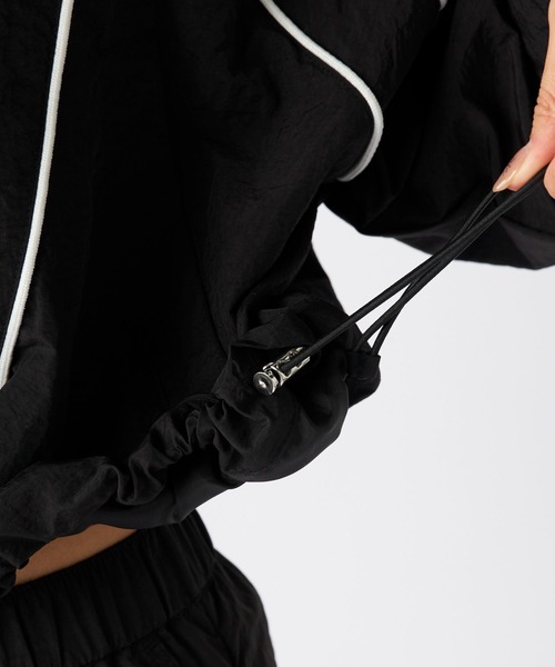 Kappa(カッパ)の「ショート丈 ナイロントラックジャケット(ナイロンジャケット・レディース・パープル/ブラック・SMALL/MEDIUM/LARGE)」の8枚目の写真
