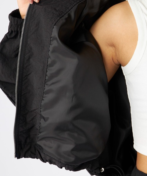 Kappa(カッパ)の「ショート丈 ナイロントラックジャケット(ナイロンジャケット・レディース・パープル/ブラック・SMALL/MEDIUM/LARGE)」の9枚目の写真