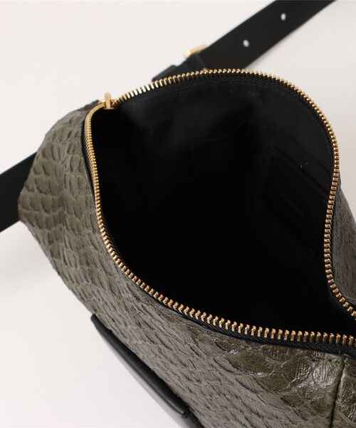 ALLSAINTS（オールセインツ）の「MADEA SNAKE EFFECT LEATHER CROSSBODY BAG | MADEA スネーク エフェクト レザー クロスボディ バッグ（ショルダーバッグ・レディース・グリーン系その他・ONE SIZE）」の4枚目の写真