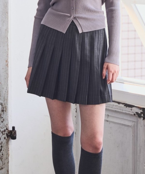Meline M(メリンエム)の「Timeless pleated Stripe Skirt タイムレスプリーツストライプスカート(スカート・レディース・グレー・FREE)」の4枚目の写真