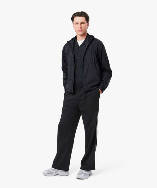 LACOSTE(ラコステ)の「サイドパイピングルーズフィットトラックパンツ(スウェットパンツ・メンズ・ブラック・2/4/3/5)」の2枚目の写真