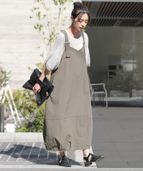 n'OrLABEL（ノアールレーベル）の「『コクーンナイロンジャンパースカート』（ジャンパースカート・レディース・グリーン/ブラック/グレイッシュベージュ・1/2）」の2枚目の写真