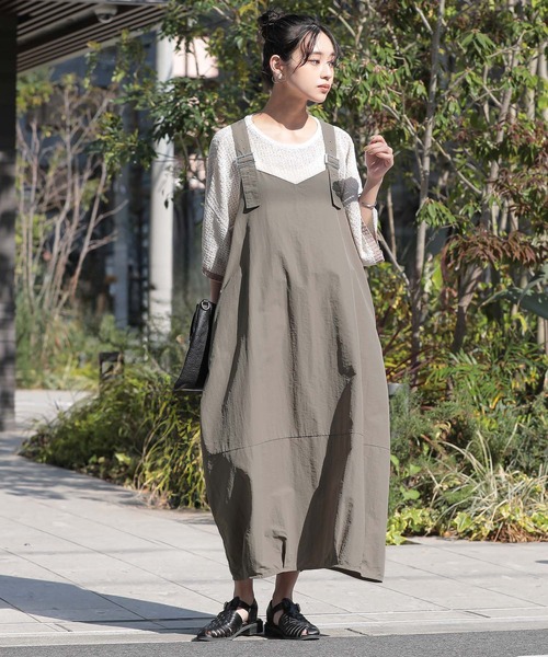 n'OrLABEL（ノアールレーベル）の「『コクーンナイロンジャンパースカート』（ジャンパースカート・レディース・グリーン/ブラック/グレイッシュベージュ・1/2）」の5枚目の写真