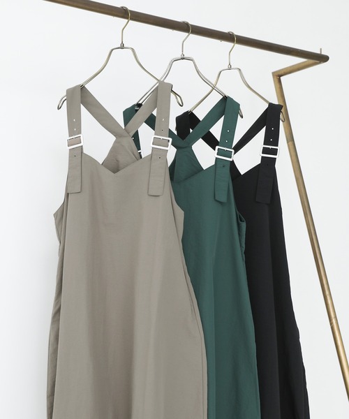 n'OrLABEL（ノアールレーベル）の「『コクーンナイロンジャンパースカート』（ジャンパースカート・レディース・グリーン/ブラック/グレイッシュベージュ・1/2）」の4枚目の写真