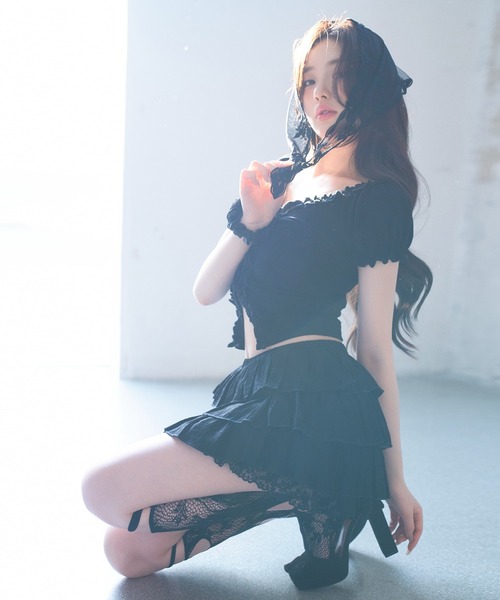 VEILA(ヴェイラ)の「フリルショート丈オフショルトップス(Tシャツ/カットソー・レディース・ブラック/グレー・フリー)」の9枚目の写真
