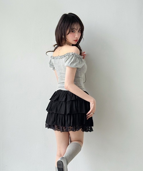 VEILA(ヴェイラ)の「フリルショート丈オフショルトップス(Tシャツ/カットソー・レディース・ブラック/グレー・フリー)」の13枚目の写真