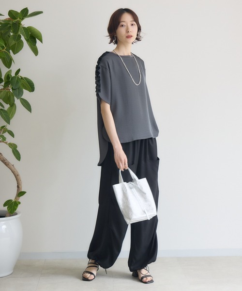 TRANOI.ショルダーフリルレイズプルオーバー　今期新作　トラノイ TRANOI .ショルダーフリルレイズプルオーバー（Tシャツ