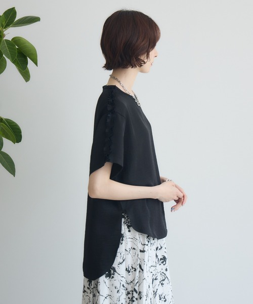 TRANOI .ショルダーフリルレイズプルオーバー（Tシャツ