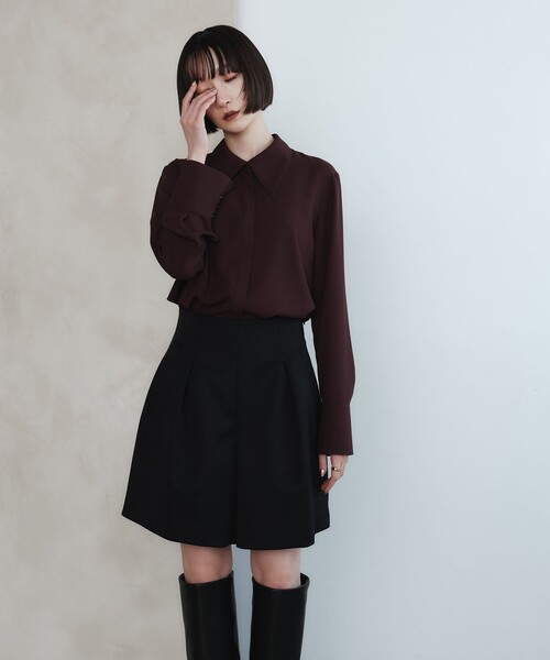 EMMEL REFINES(エメルリファインズ)の「<EMMEL REFINES>EM パイピングエリ トロミシャツ(シャツ/ブラウス・レディース・オフホワイト/ライトブルー/ダークブラウン・FREE)」の4枚目の写真