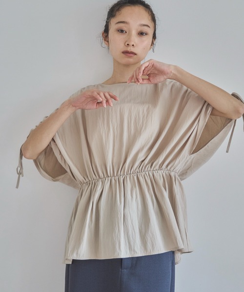 feepur（フェピュール）の「ショルダーギャザーボックスブラウス（シャツ/ブラウス・レディース・アイボリー/ブラック・MEDIUM）」の2枚目の写真