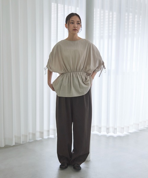 feepur（フェピュール）の「ショルダーギャザーボックスブラウス（シャツ/ブラウス・レディース・アイボリー/ブラック・MEDIUM）」の5枚目の写真