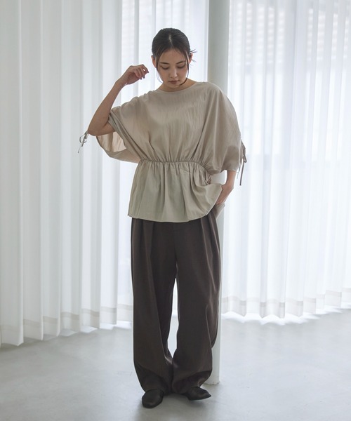 feepur（フェピュール）の「ショルダーギャザーボックスブラウス（シャツ/ブラウス・レディース・アイボリー/ブラック・MEDIUM）」の6枚目の写真