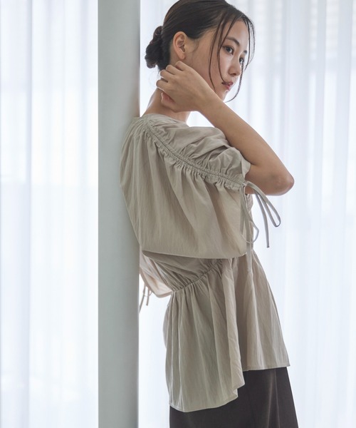 feepur（フェピュール）の「ショルダーギャザーボックスブラウス（シャツ/ブラウス・レディース・アイボリー/ブラック・MEDIUM）」の9枚目の写真