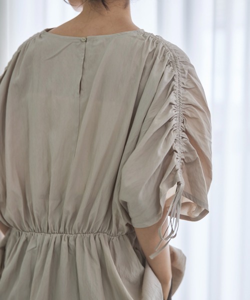 feepur（フェピュール）の「ショルダーギャザーボックスブラウス（シャツ/ブラウス・レディース・アイボリー/ブラック・MEDIUM）」の4枚目の写真