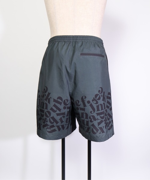 MMMM（エムエムエムエム）の「MMMM/アルファベットパネルプリントショートパンツ（その他パンツ・メンズ・チャコール/ブラック・LARGE/MEDIUM）」の8枚目の写真