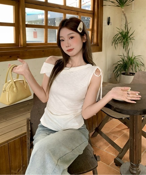 gossip!ロサンゼルス(ゴシップロサンゼルス)の「【Y2Kガーリー】アシンメトリーオフショルダーギャザーTシャツ(Tシャツ/カットソー・レディース・ブラック/ライトピンク・FREE)」の3枚目の写真