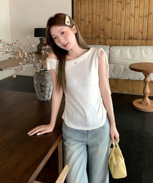 gossip!ロサンゼルス(ゴシップロサンゼルス)の「【Y2Kガーリー】アシンメトリーオフショルダーギャザーTシャツ(Tシャツ/カットソー・レディース・ブラック/ライトピンク・FREE)」の5枚目の写真