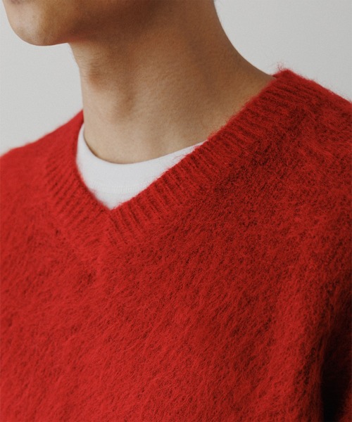 ADAM ET ROPE'（アダムエロペ）の「モヘアミックス オーバーサイズ Vネックニット（ニット/セーター・メンズ・キャメル/レッド/ブラック・L/M）」の9枚目の写真