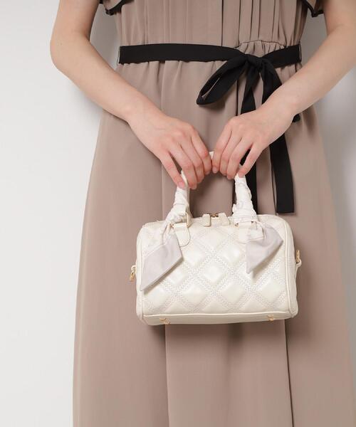 ESPERANZA(エスペランサ)の「スカーフリボンキルティングバッグ(ショルダーバッグ・レディース・アイボリー/ブラック/ピンク系・FREE)」の2枚目の写真