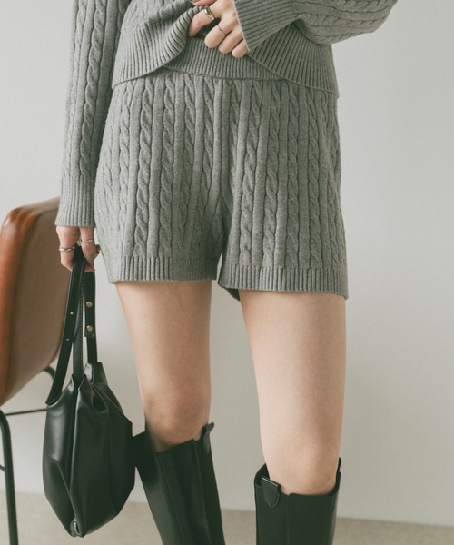 VANNIE U（ヴァニーユー）の「ミニケーブルニットショートパンツ/セットアップ着用可能（その他パンツ・レディース・グレー/ネイビー・FREE）」の2枚目の写真