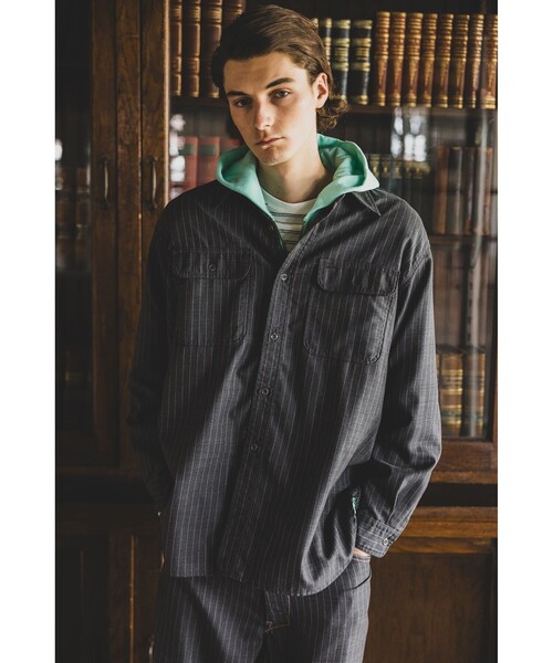 BEAMS PLUS（ビームスプラス）の「ユニフォーム サージ ピンストライプ ワークシャツ（シャツ/ブラウス・メンズ・グレー/カーキ・S/M/L/XL）」の2枚目の写真