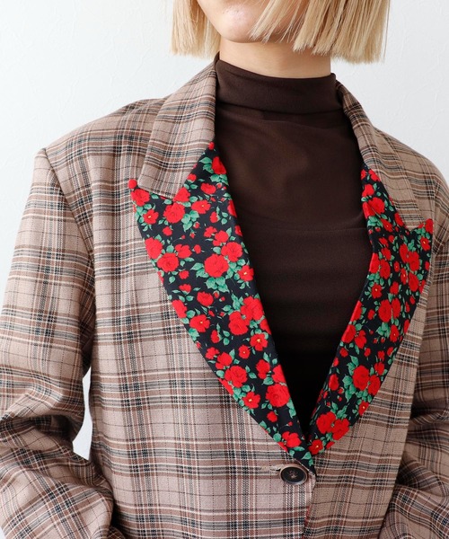 Three Four Time(スリーフォータイム)の「ローズプリント切替チェックショートジャケット(テーラードジャケット・レディース・ベージュ・FREE)」の2枚目の写真