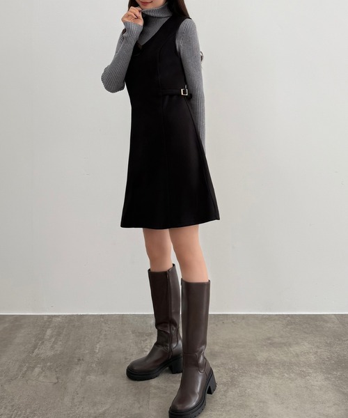 CENEA（セネア）の「Vネックミニジャンパースカート（ジャンパースカート・レディース・グレイッシュベージュ/ブラック/チャコール・SMALL/LARGE/MEDIUM）」の4枚目の写真