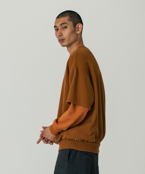 SILAS(サイラス)の「LAYERED SLEEVE CREW NECK(スウェット・メンズ・ブラウン/ブラック/オフホワイト・L/M/XL)」の4枚目の写真