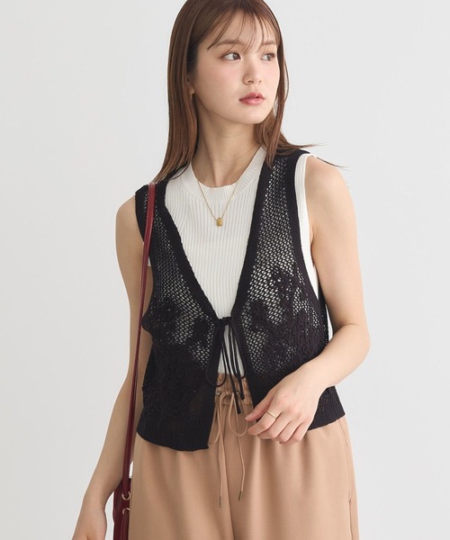 earth music&ecology（アースミュージックアンドエコロジー）の「フラワー刺繍メッシュベスト（ベスト・レディース・ブラック/オフホワイト・FREE）」の2枚目の写真