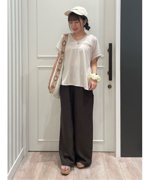 Right-on（ライトオン）の「HONEYSUCKLE ROSE(ハニーサックルローズ)【レディース】接触冷感ドルマンＶネックTシャツ（Tシャツ/カットソー・レディース・ライトベージュ/ブラック/ベージュ・M/L）」の21枚目の写真