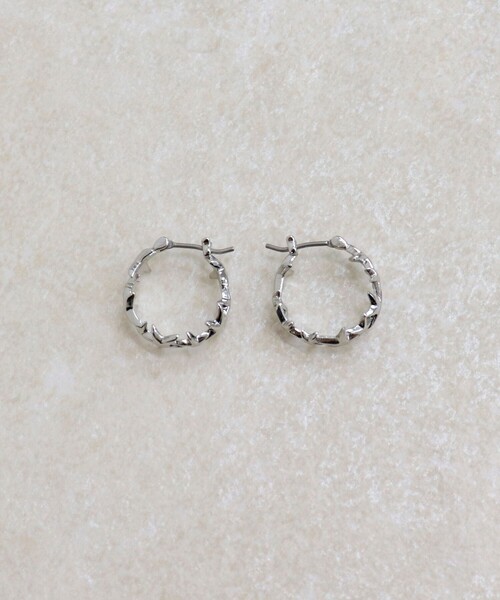 fredy emue（フレディエミュ）の「星フープピアス（ピアス（両耳用）・レディース・シルバー/ゴールド・FREE）」の8枚目の写真