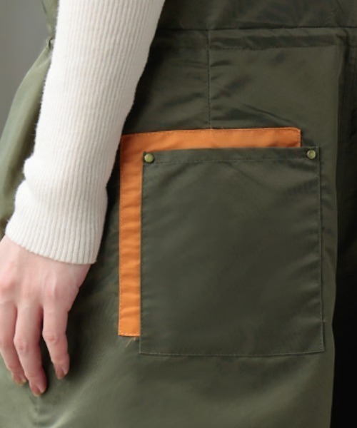 HUG.U(ハグユー)の「MA-1風ワイドサロペット(サロペット/オーバーオール・レディース・カーキ/ブラック・FREE)」の13枚目の写真