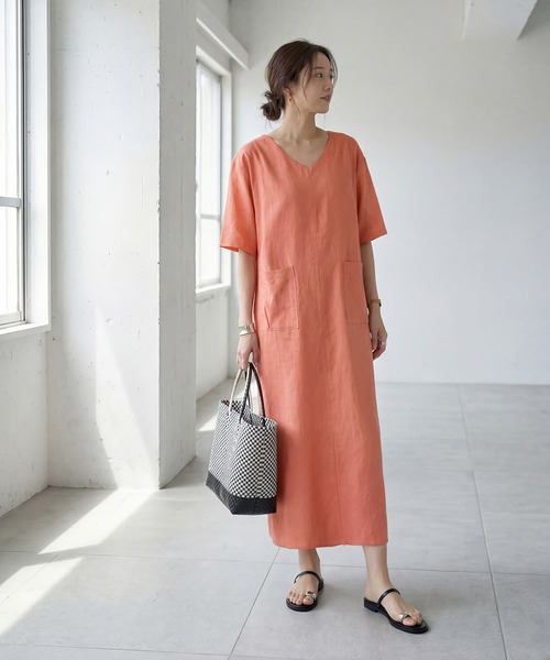 STYLE DELI(スタイルデリ)の「ファスナースリット麻混Vネックワンピース(ワンピース・レディース・レッド系/オレンジ系・01/02)」の1枚目の写真