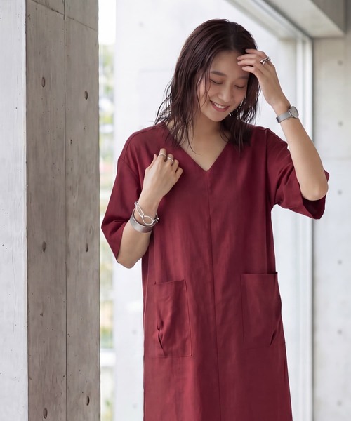 STYLE DELI(スタイルデリ)の「ファスナースリット麻混Vネックワンピース(ワンピース・レディース・レッド系/オレンジ系・01/02)」の4枚目の写真