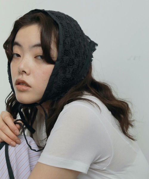anuke(アンヌーク)の「Lace Babushka(バンダナ/スカーフ・レディース・ホワイト/ブラック・FREE)」の2枚目の写真