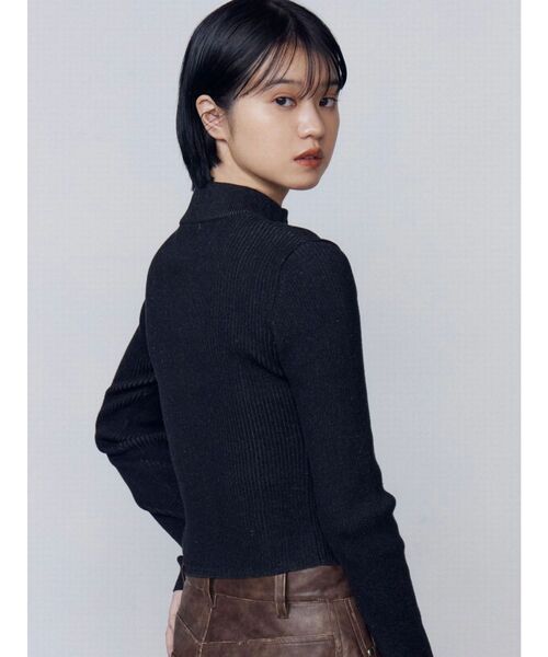 EMODA（エモダ）の「パッチロゴプレーティングニット（ニット/セーター・レディース・ブラック/ブラウン/グレー/ピンク・FREE）」の6枚目の写真