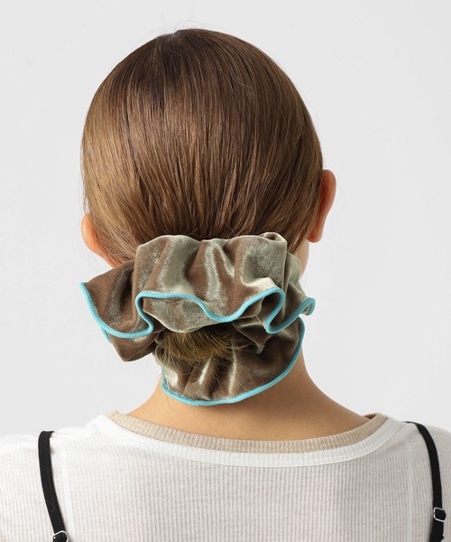 BAYFLOW(ベイフロー)の「ベロアビッグシュシュ(シュシュ・レディース・ベージュ/ネイビー・FREE)」の2枚目の写真