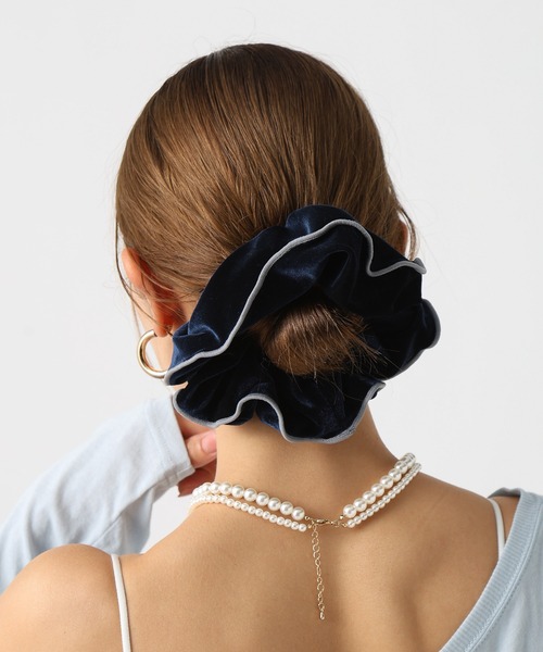 BAYFLOW(ベイフロー)の「ベロアビッグシュシュ(シュシュ・レディース・ベージュ/ネイビー・FREE)」の1枚目の写真